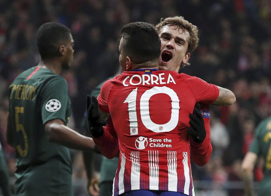 Útočník Atlética Madrid Antoine Griezmann slaví s parťákem Angelem Correou gól do sítě Monaka