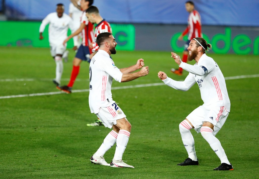Kapitán Realu Sergio Ramos (vpravo) se raduje z branky v derby proti Atlétiku Madrid