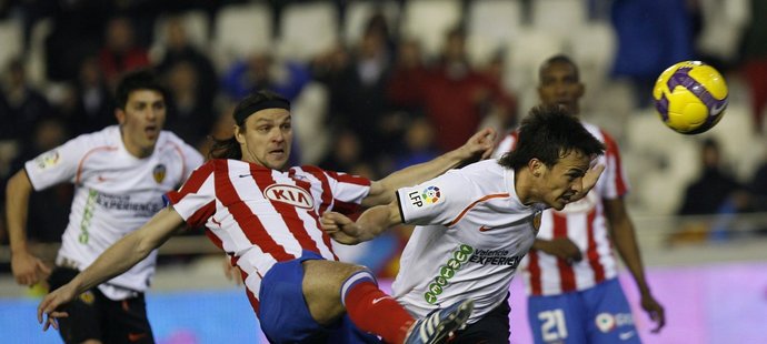 Tomáš Ujfaluši  barvách Atlétika Madrid (vlevo).