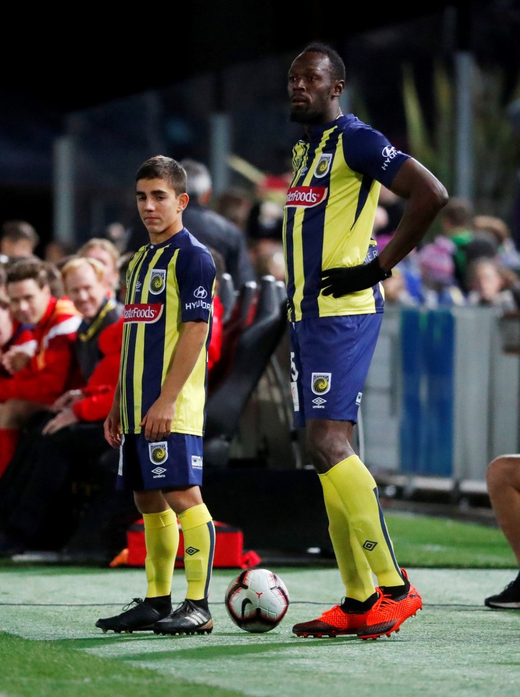 Usain Bolt naskočil v Austrálii do přípravného utkání za tým Central Coast Mariners