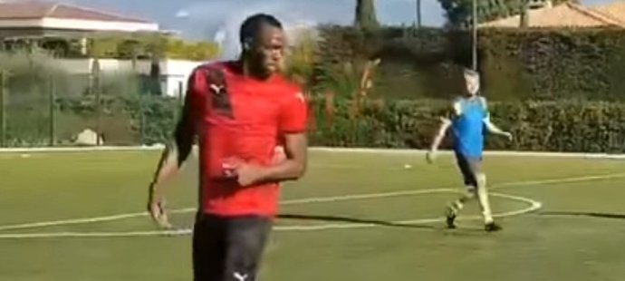 Usain Bolt si ve Francii zatrénoval s místním klubem