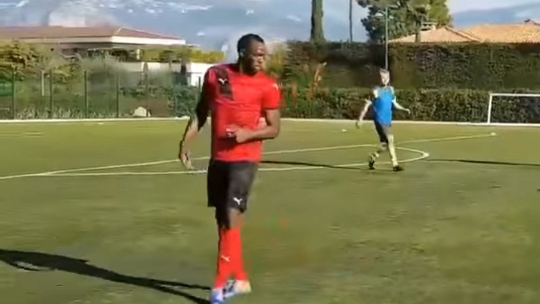 Usain Bolt si ve Francii zatrénoval s místním klubem