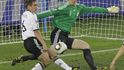 Philipp Lahm odkopává míč od vlastní branky.