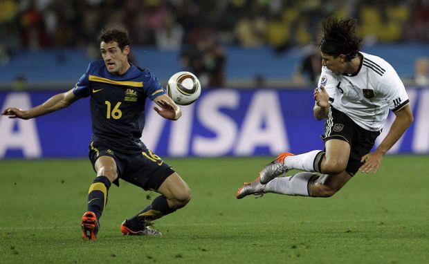 Khedira hlavičkuje na branku Austrálie. Khedira hlavičkuje na branku Austrálie.