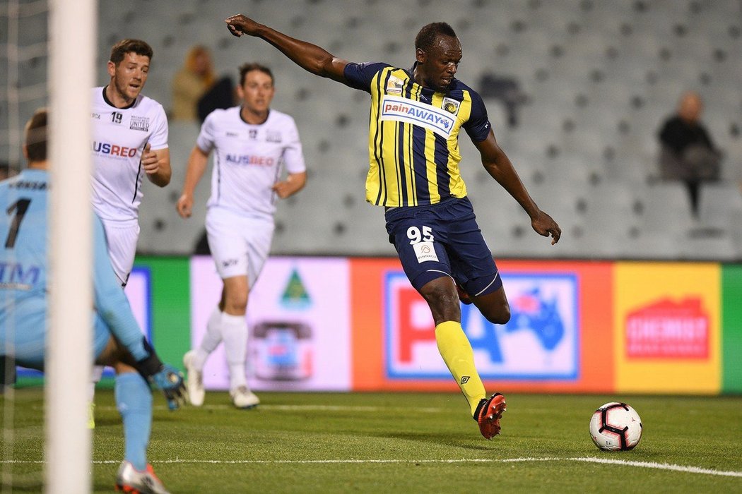 Usain Bolt má za sebou debut za Central Coast Mariners... a hned dal dva góly!