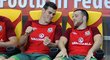 Gareth Bale (vlevo) na střídačce Walesu