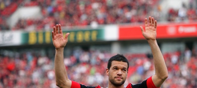 Michael Ballack ukončil hráčskou kariéru, ve Španělsku dostal pokutu za vysokou rychlost při jízdě v autě