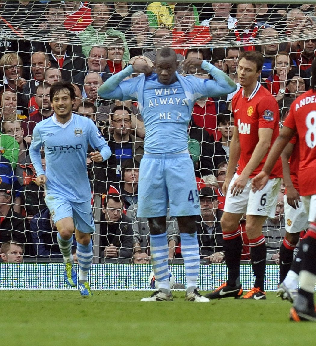 Mario Balotelli vyvádí v Manchesteru City průšvih za průšvihem