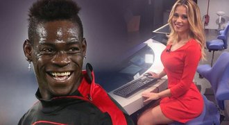 Nudné přestupy! Kluby neutrácely, Balotelliho bavily sexy moderátorky