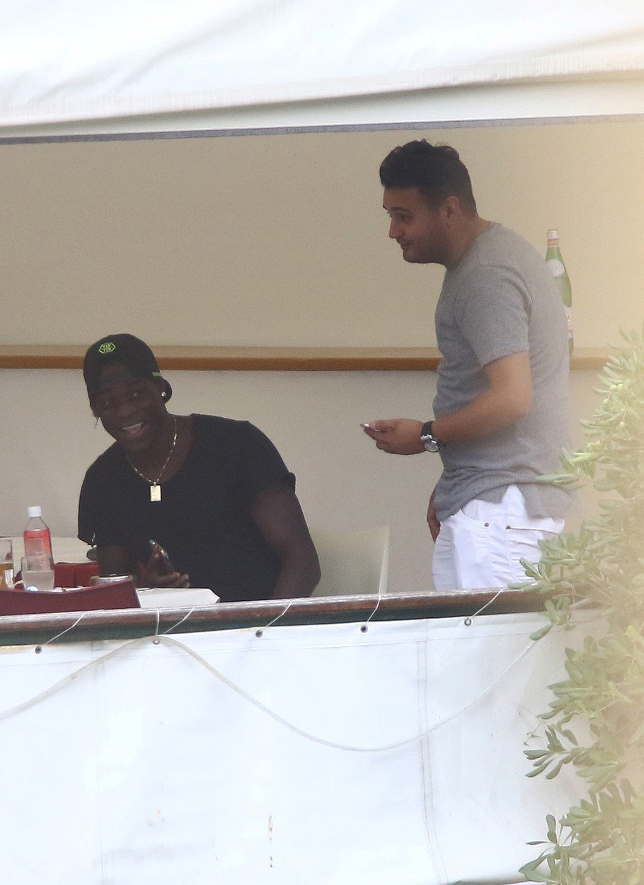 Vysmátý Mario Balotelli na dovolené před novou sezonou