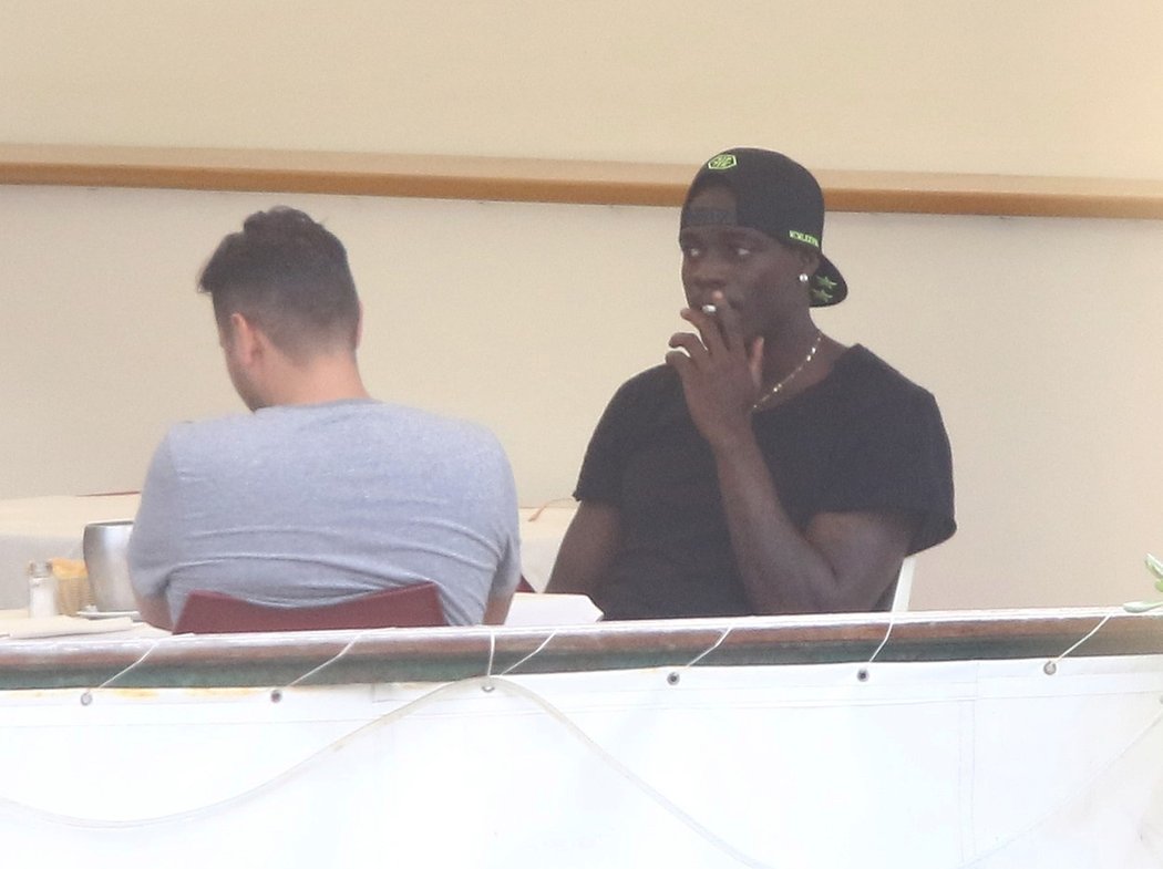 Mario Balotelli byl na dovolené spatřen s cigaretou