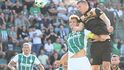 Ladislav Almási z Baníku zakončuje přes Lukáše Hůlku z Bohemians