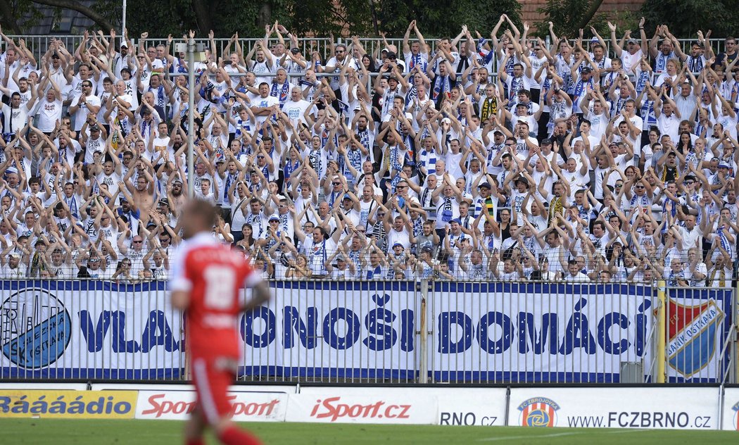 Kotel Baníku při zápasu s Brnem