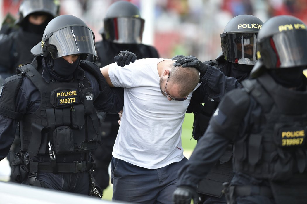 Proti baníkovcům v Brně zasahovala policie