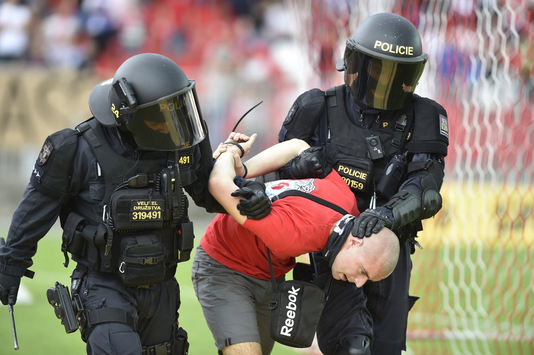 Proti baníkovcům v Brně zasahovala policie