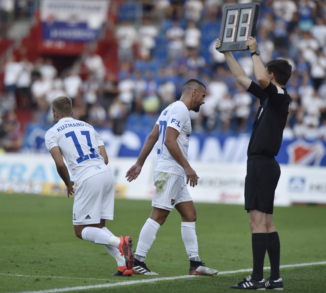 Útočník Banéku Nemanja Kuzmanovič střídá kapitána Milana Baroše v zápase proti Teplicím