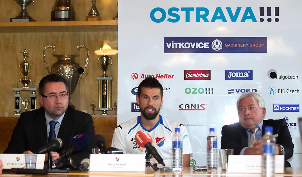 Milan Baroš (uprostřed) na tiskové konferenci jako čerstvá posila Baníku Ostrava