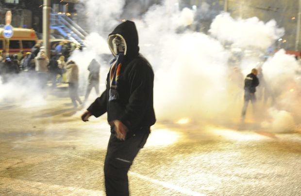 Dýmovnice, policejní dělbuchy a nakonec slzný plyn. Kolem Bazalů zuřila v sobotu válka Dýmovnice, policejní dělbuchy a nakonec slzný plyn. Kolem Bazalů zuřila v sobotu válka