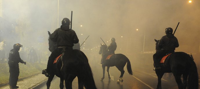 Proti výtržníkům na Bazalech zasahovali i policisté na koních