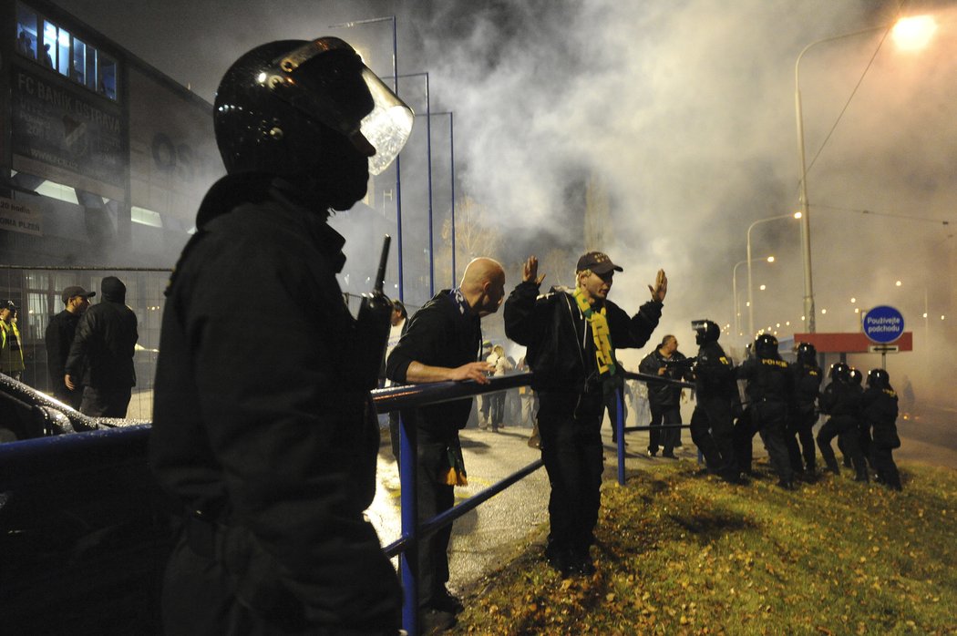 Policejní zákrok proti chuligánům z Bazalů