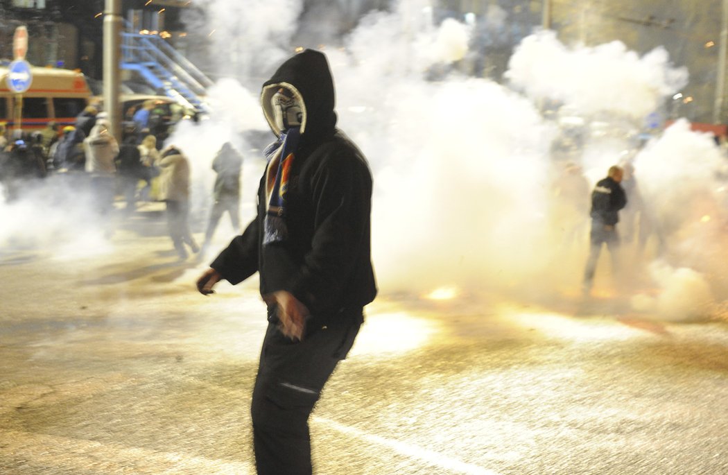 Dýmovnice, policejní dělbuchy a nakonec slzný plyn. Kolem Bazalů zuřila v sobotu válka