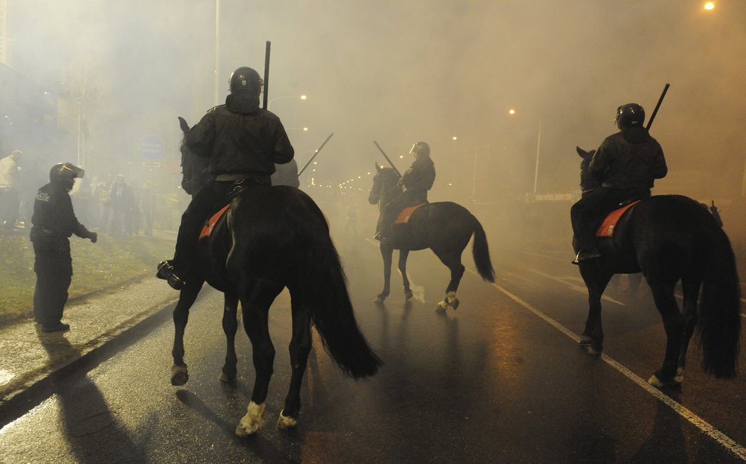 Proti výtržníkům na Bazalech zasahovali i policisté na koních