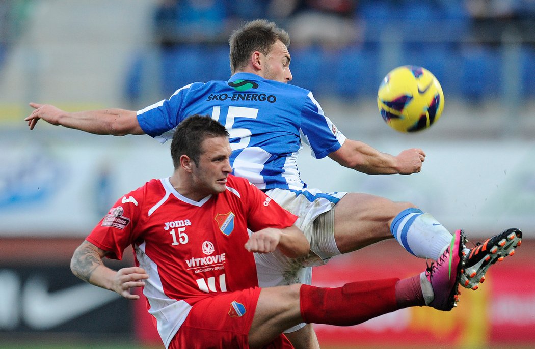 Boleslavský Jan Štohanzl zasahuje před Antonínem Fantišem z Baníku Ostrava