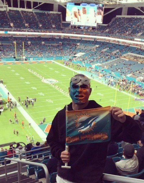 Denis Granečný se na zápas Miami Dolphins v NFL pořádně vybavil