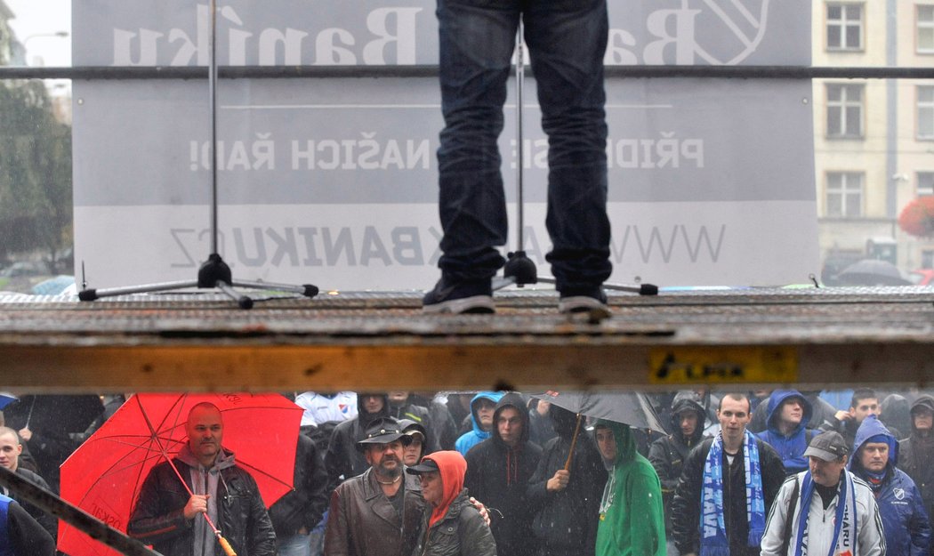 Ostravské náměstí, kam i přes nepřízeň počasí dorazil velký počet fanoušků Baníku