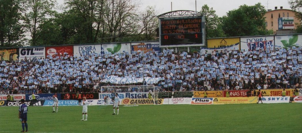 Tisíce fanoušků ostravského Baníku na zápase v Olomouci, kde jejich mužstvo definitivně rozhodlo o mistrovském titulu v roce 2004