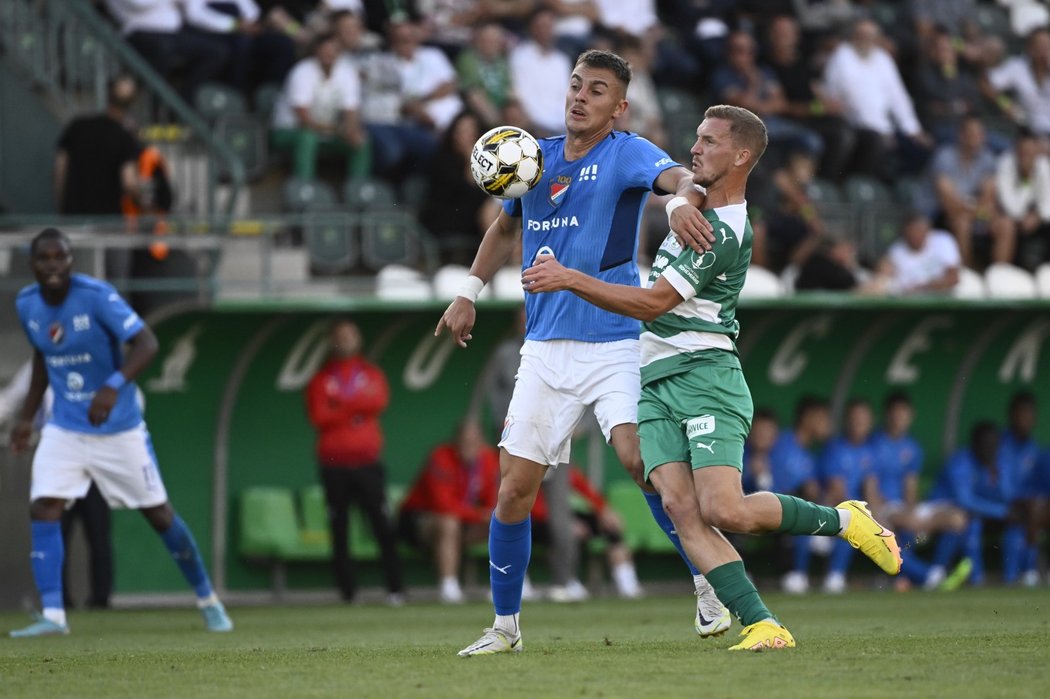 Filip Kaloč z Baníku bojuje o míč v zápase s Bohemians