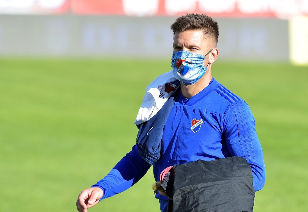 Zkušený obránce Baníku Ostrava Martin Fillo přichází na stadion v Příbrami