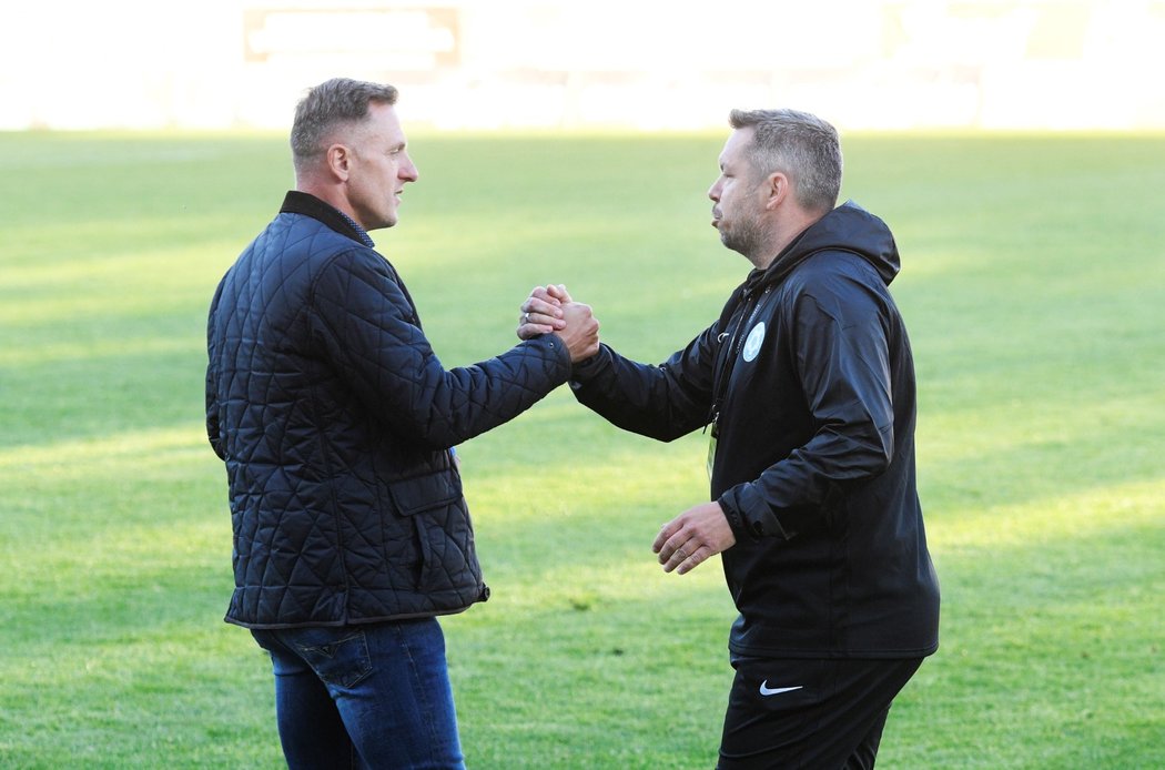 Trenér Příbrami Pavel Horváth se zdraví s Lubošem Kozlem, který vede Baník Ostrava