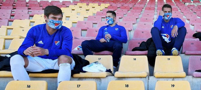 Ostravští fotbalisté si lavičku náhradníků udělali na prázdné tribuně