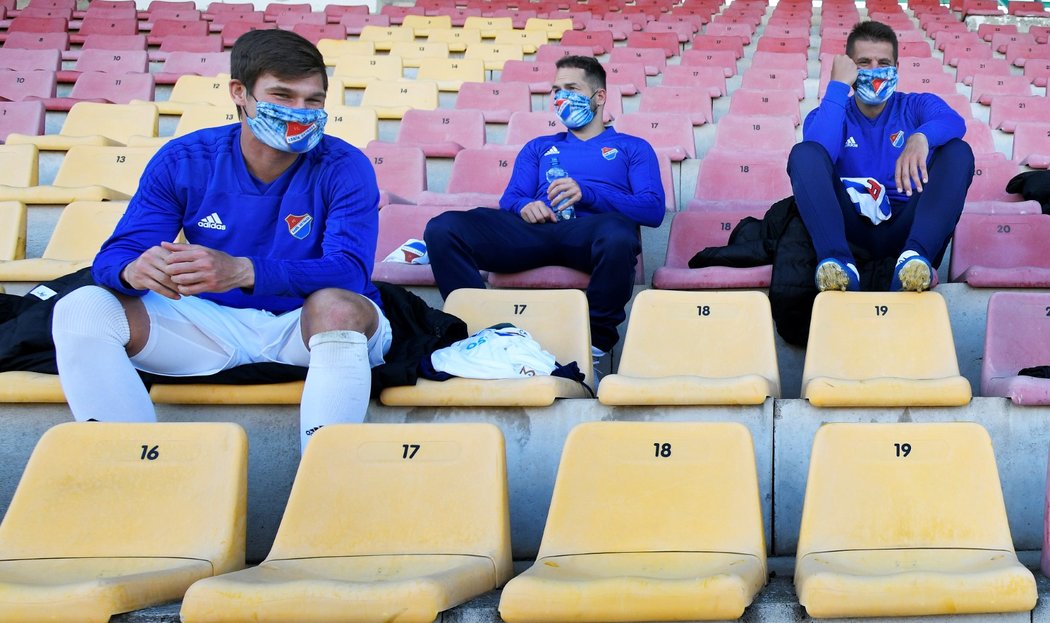 Ostravští fotbalisté si lavičku náhradníků udělali na prázdné tribuně