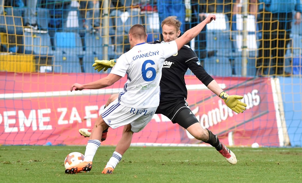 Záložník Baníku Ostrava Denis Granečný střílí gól v utkání se Zlínem