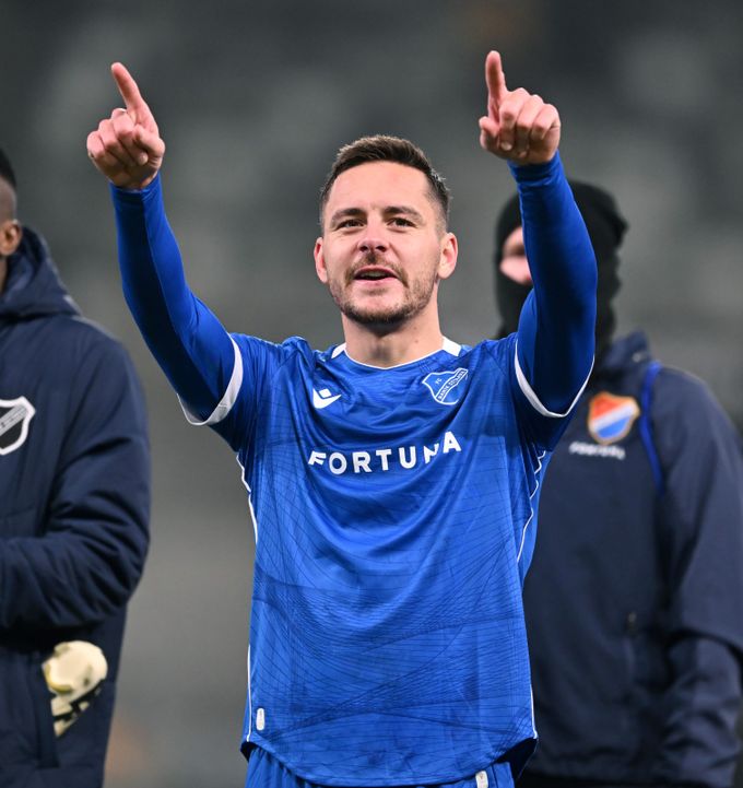 Holzer: Nový kouč se do nás snažil dostat informace, principy, strukturu. A taky mrd... Holzer: Nový kouč se do nás snažil dostat informace, principy, strukturu. A taky mrd...