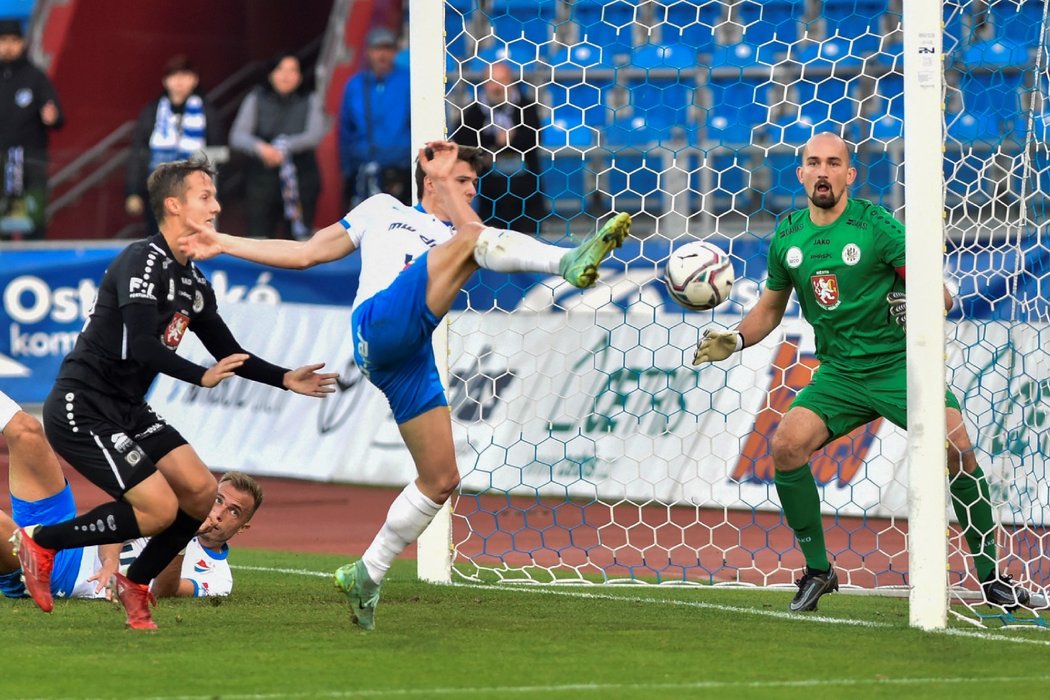 Ladislav Almási (uprostřed) pálí na hradeckou bránu