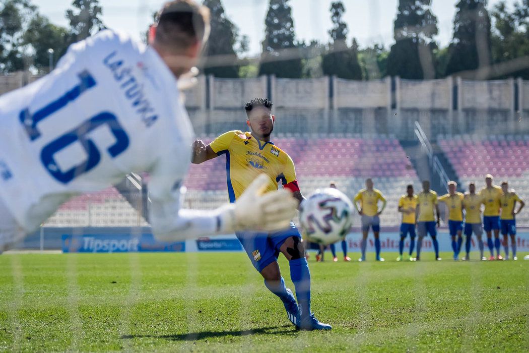 Jan Laštůvka během penaltového rozstřelu chytil penaltu Davisovi