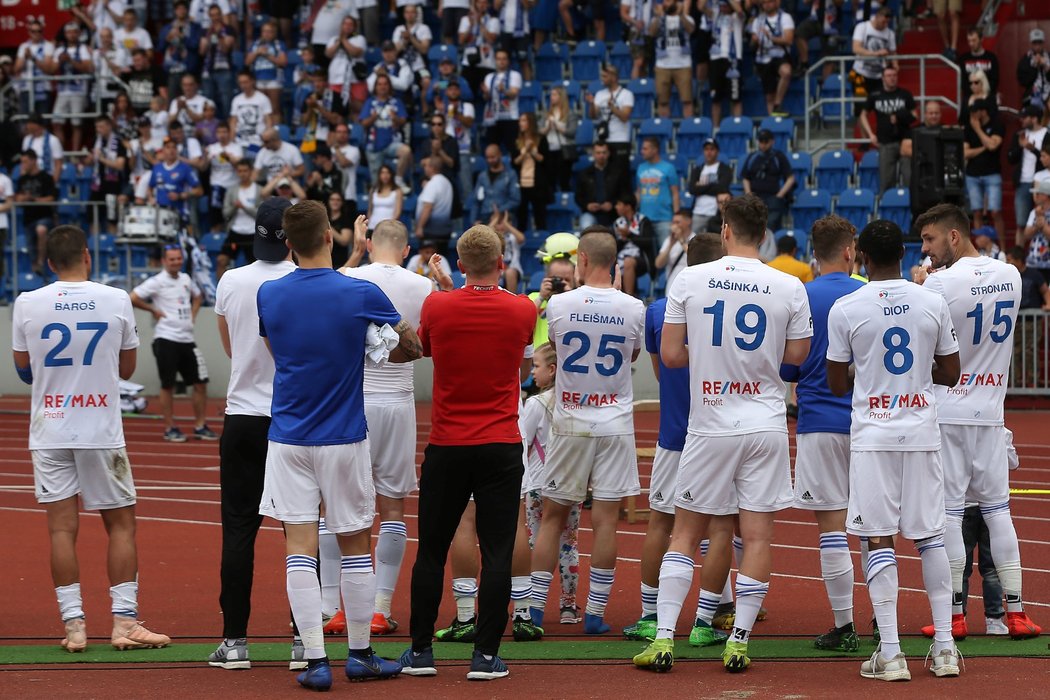 Hráči Baníku Ostrava děkují fanouškům po prohře s Mladou Boleslaví