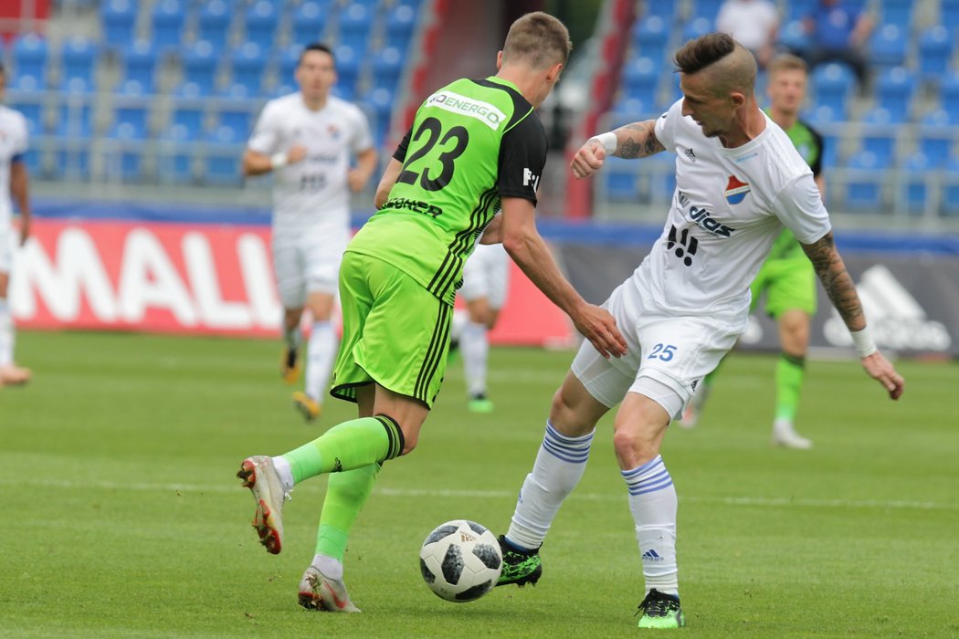 Mladoboleslavský Tomáš Weisner v souboji s Jiřím Fleišmanem z Baníku Ostrava