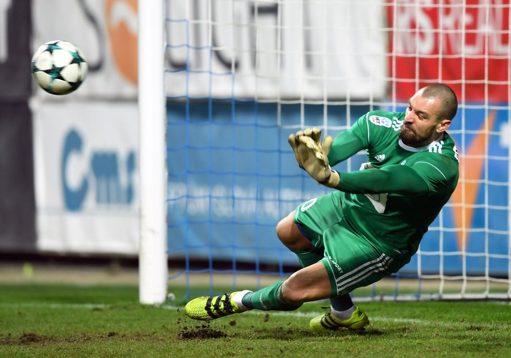 Gólman Mladé Boleslavi Martin Polášek v momentě, kdy chytl rozhodující penaltu Tomáši Poznarovi v utkání Baníku s Mladou Boleslaví ve čtvrtfinále Mol Cupu