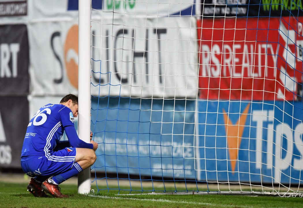 Smutek útočníka baníku ostrava Tomáše Poznara poté, co ve čtvrtfinále Mol Cupu proti Mladé Boleslavi nedal penaltu v závěrečném rostřelu