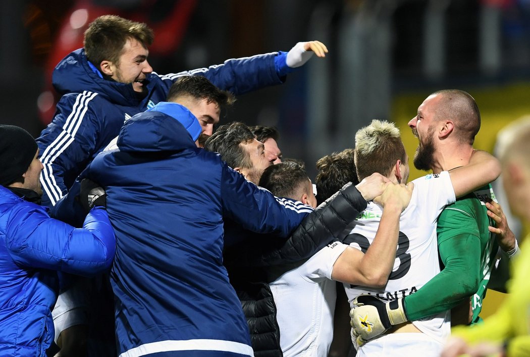 Radost hráčů Mladé Boleslavi po postupu do semifinále Mol Cupu přes Baník Ostrava