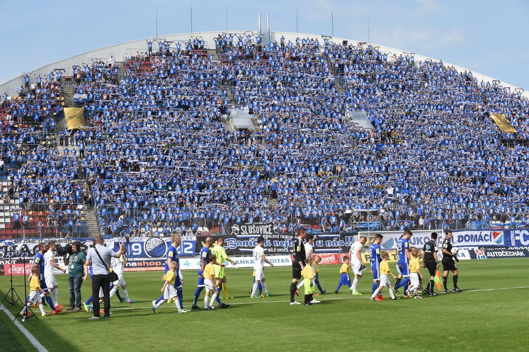 Fanoušci Baníku Ostrava ba začátku utkání v Olomouci