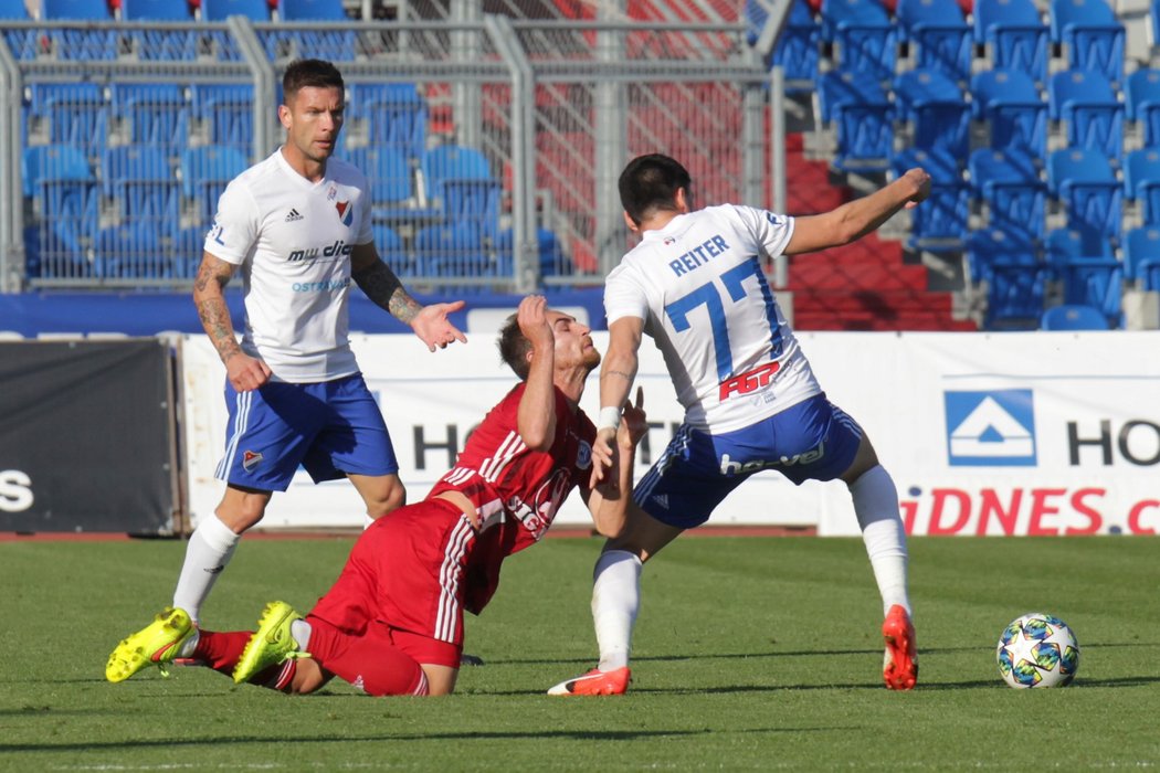 Olomoucký Pablo González v obležení Martina Filla a Rudolfa Reitera z Baníku Ostrava