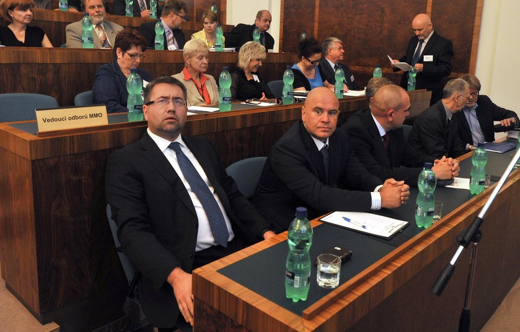 Spolumajitelům Baníku Ostrava Petru Šafarčíkovi a Liboru Adámkovi (v popředí zleva) po jednání spadl kámen ze srdce