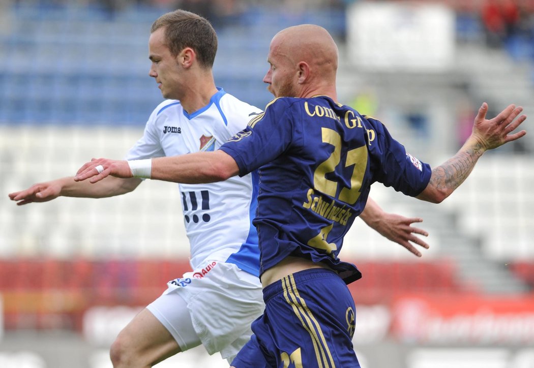 Olomoucký Jan Schulmeister (vpravo) dotírá na Tomáše Vengřinka z Baníku Ostrava