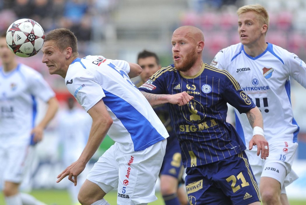 Souboj dvou kandidátů na sestup v dohrávce 27. kola fotbalové ligy skončil výhrou Ostravy v Olomouci 3:2