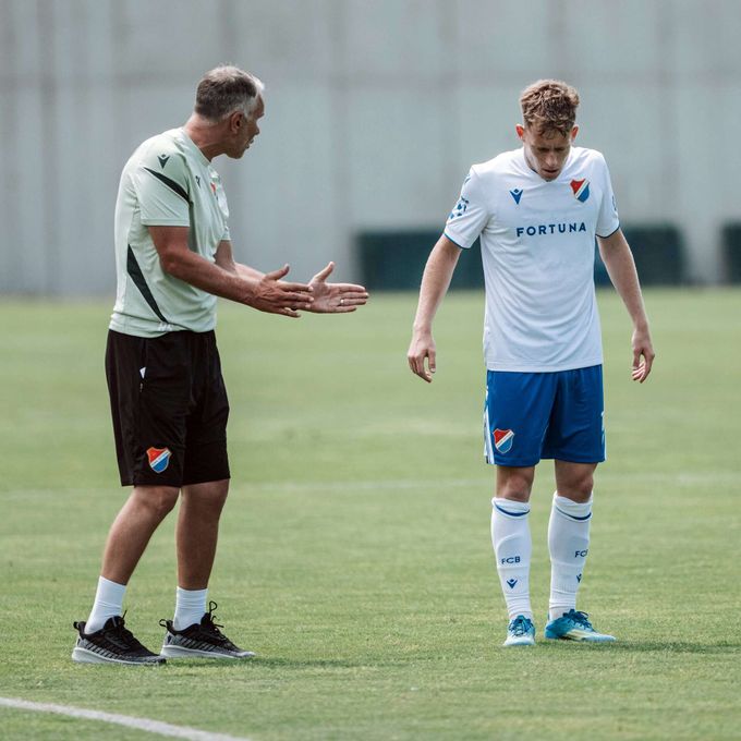 Skuhravý: Mužstvo není dobře složené. Sinjavskému musím basebalkou vysvětlit, že... Skuhravý: Mužstvo není dobře složené. Sinjavskému musím basebalkou vysvětlit, že...